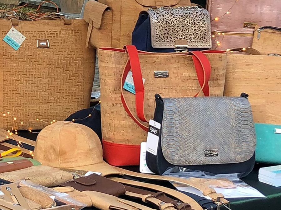 Marktstand mit Handtaschen aus Kork