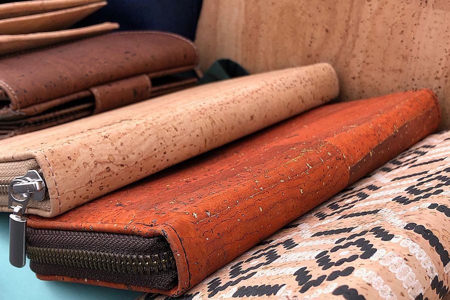 Marktstand mit Korktaschen