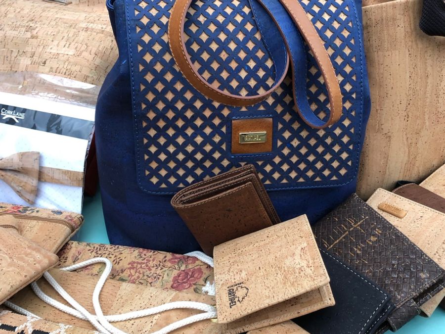 Marktstand mit Korktaschen