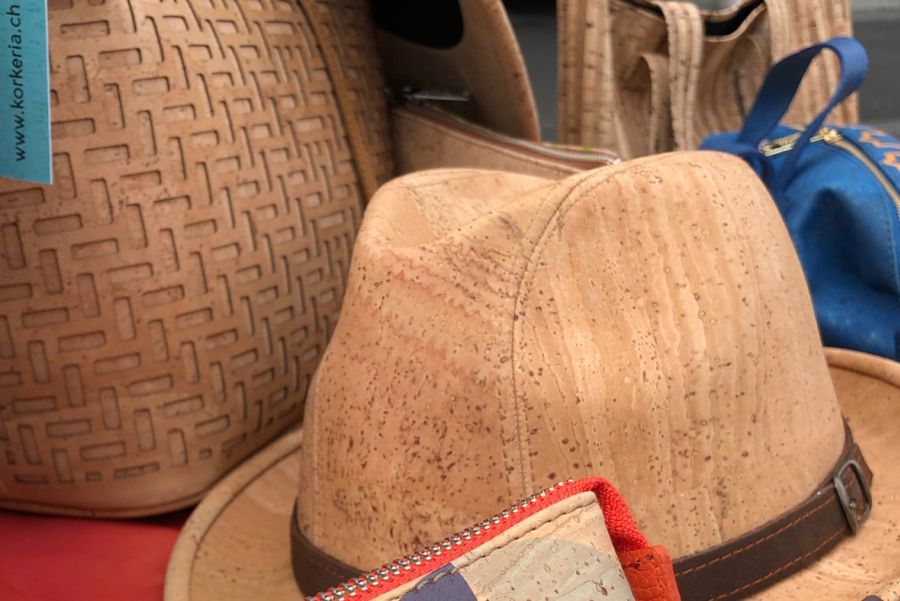 Marktstand mit Korktaschen