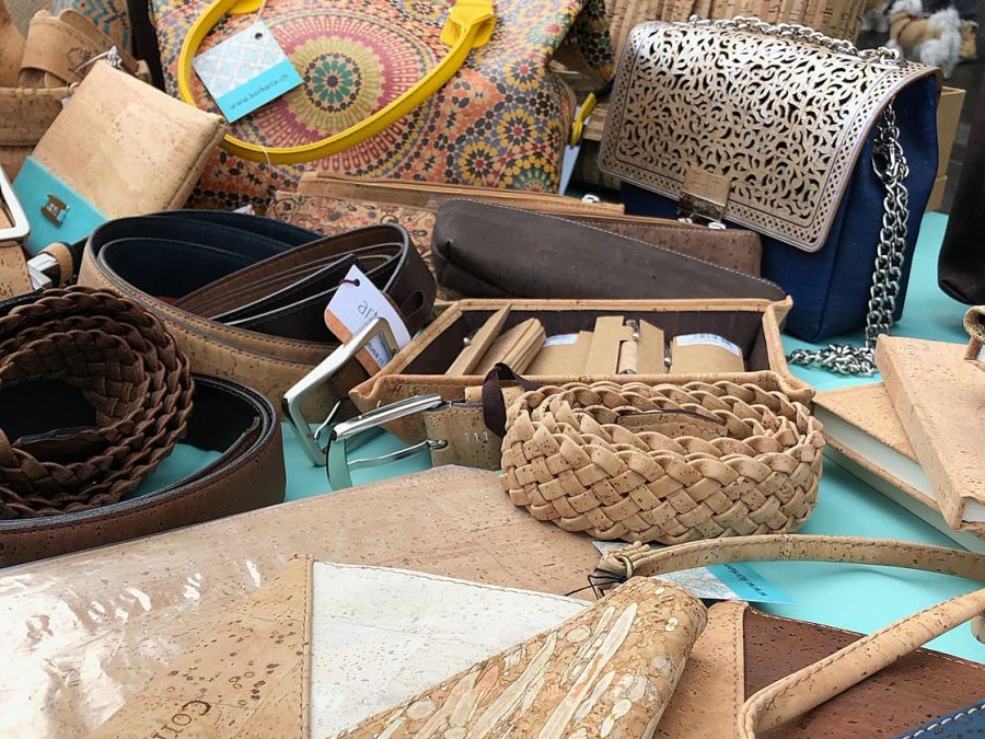 Marktstand mit Korktaschen